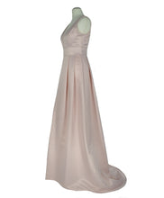 Laden Sie das Bild in den Galerie-Viewer, CH8787 Kleid Satin Rosé mit Schleppe